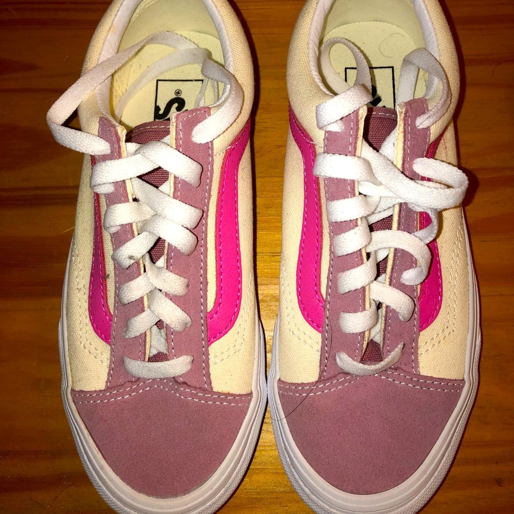 Brand new vans, never worn, doesn’t come with box. Size 6 women’s